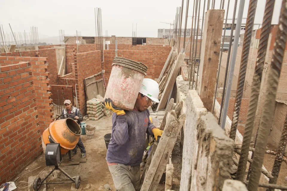 Equipo especializado trabajando en una construcción en Lima